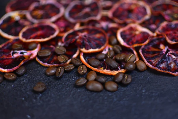 Gedroogde Rode Oranje Segmenten Met Een Koffiebonen Een Stenen Achtergrond — Stockfoto