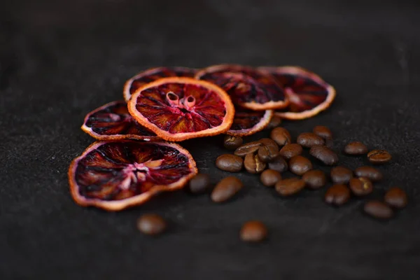 Красивый Вкусный Фон Дизайна Сушеные Красные Оранжевые Ломтики Кофейными Зернами — стоковое фото