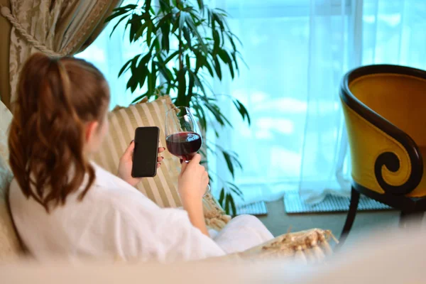 Kobieta Białym Szlafroku Smartphone Wina Jest Relaks Łóżku Hotel — Zdjęcie stockowe