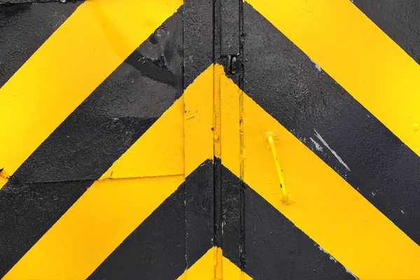 黒と黄色のバンドを閉じたドアの危険なエリア — ストック写真
