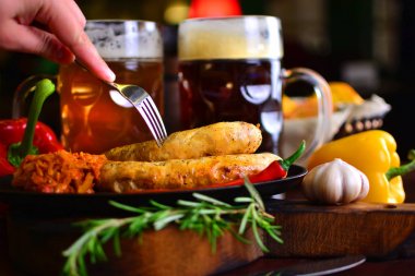 Bir tablo bir Restoran Bar bira ile lezzetli sosis