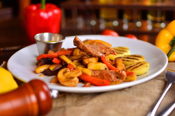 Patatas Fritas Con Carne Setas Verduras Parrilla —  Fotos de Stock