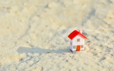 Deniz kumsalda seyahat etmek anahtar teslimi bir konut kavramı. Resort Oda bir kavram olarak bir beyaz kum minyatür ev.