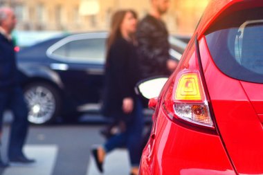 Trafik kurallarını bir iyiliği için. Yayalar yaya geçidi öğle yemeği saat içinde yürümek. Bir şehirde en yüksek saat