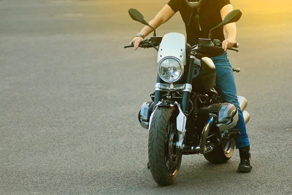 Biker Auf Einem Coolen Klassischen Motorrad Auf Der Autobahn — Stockfoto