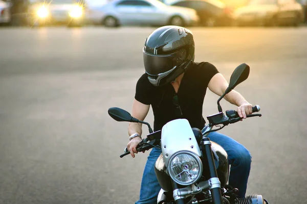 骑摩托车的戴头盔的酷家伙骑在街上 背景灯 — 图库照片