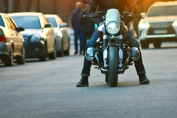 Biker Hooligan Stoppte Motorrad Mitten Auf Der Straße — Stockfoto