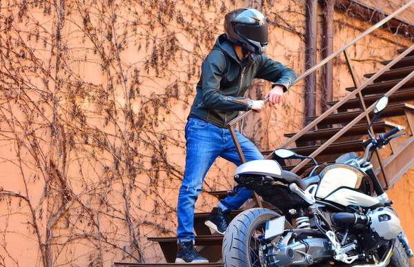 Motociclista Con Casco Mano Vicino Moto Parcheggiata Concetto Sicurezza Della — Foto Stock