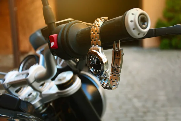 Watch Helm Parked Motorcycle — Stock Photo, Image