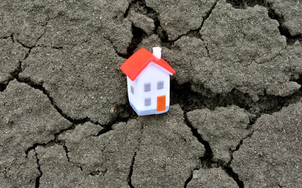 Miniaturní Dům Suché Zemi Koncept Ničení Domů Katastrof Koncepce Problému — Stock fotografie