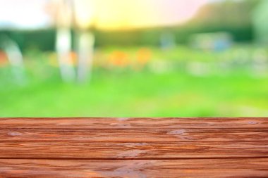 Tablo üst arka plan. Montaj veya tasarım arka damla üzerinde yeşil bir doğa ile ahşap masa.