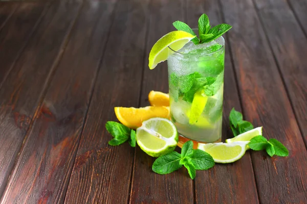 Close Mint Leafs Lime Mojito Cocktail Ice Glass — Stock Photo, Image