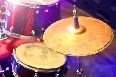 Vurmalı çalgılar. Müzik davul ve müzikal bronz plaka.