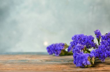 Masanın üzerinde lavanta çeşitliliğindeki bir çiçek var. Kopyalama alanı olan arkaplan.