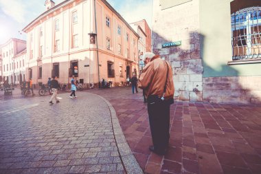Krakow, Polonya - 15 Ekim 2019: Sabahın erken saatlerinde küçük pazar meydanı