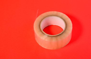 Kırmızı arkaplanda selobant rulosu