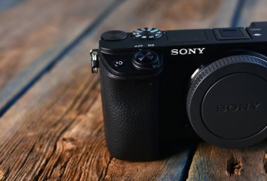 Kharkiv, Ukrayna - 30 Ekim 2019: Sony Alpha fotoğraf makinesi 