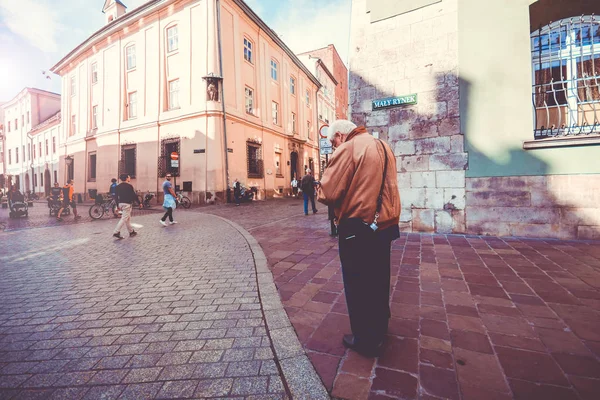 Krakow, Polonya - 15 Ekim 2019: Sabahın erken saatlerinde küçük pazar meydanı