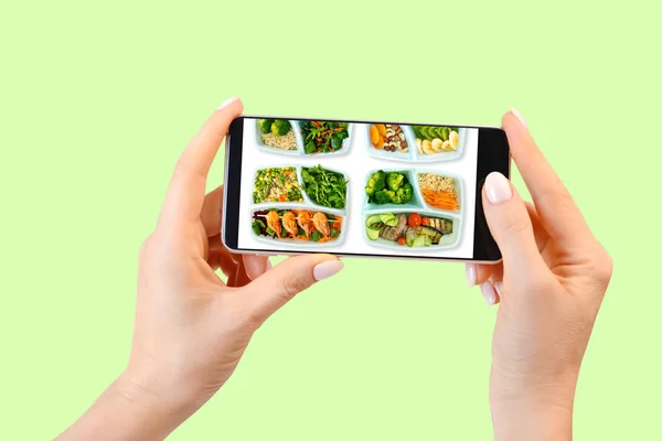 Mani Femminili Che Tengono Smartphone Con Applicazione Consegna Del Cibo — Foto Stock