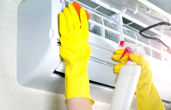 Luftkonditioneringsrengöring Kvinnliga Händer Skyddande Glooves Torkar Ett Balsam Filter Med — Stockfoto