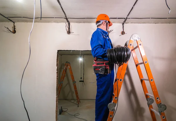 Eletricista Chapéu Duro Uniforme Segurando Rolo Cabo Suas Mãos — Fotografia de Stock