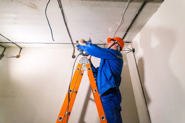Eletricista Chapéu Duro Uniforme Escada Trabalhando Com Broca Martelo — Fotografia de Stock
