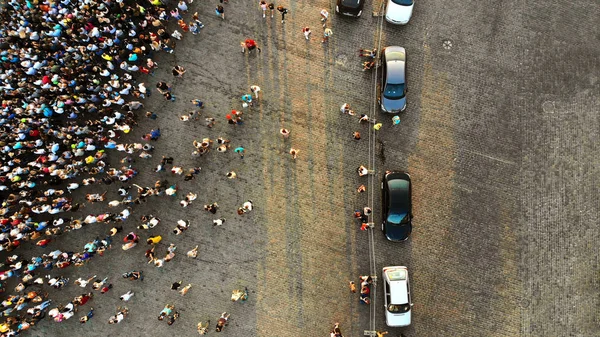 Aerial People Crowd Parking Lot Cars Top View — Stock Photo, Image