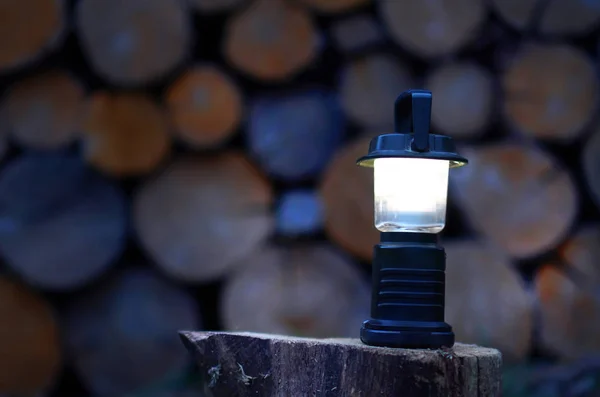 站在木头上的便携式手电筒 钓鱼或徒步旅行的信号灯 — 图库照片