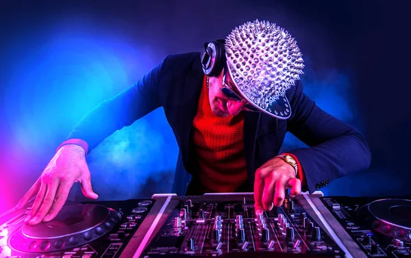 Young Jugando Tocadiscos Club Nocturno — Foto de Stock