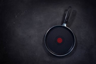 Yapışmaz kaplamalı teflon tava, üst görünüm, kopyalama alanı