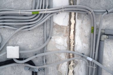 Tavanda kıvrımlı elektrik kabloları var. Güvenli elektrik kurulumu.