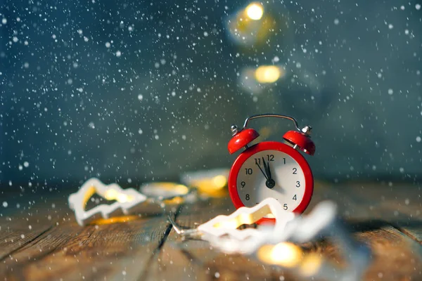 Weihnachten Hintergrund Mit Roter Uhr Und Girlanden Auf Einem Holztisch — Stockfoto