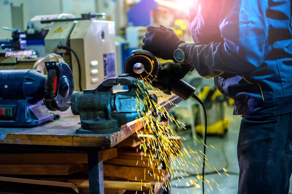 Arbeiter Mit Einem Winkelschleifer Zum Schärfen Eines Metallteils — Stockfoto