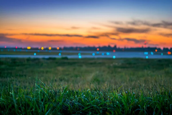 Pista Aeroporto Noite Fundo Borrado Com Luzes Coloridas — Fotografia de Stock