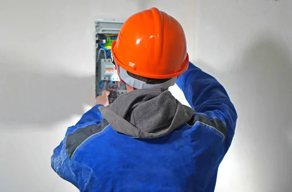 Eletricista Trabalha Com Escudo Elétrico — Fotografia de Stock