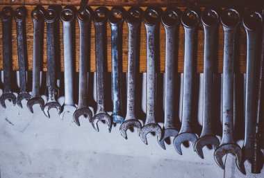 Spanners. Bir atölyenin duvarına asılmış anahtarlar. Araç servis istasyonunda otomatik tamir kiti.