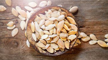 Kırsal bir masadaki bir tabakta kabak çekirdeği.