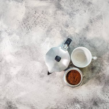 İçinde aromalı kahve olan gayzer kahve makinesi, kare.