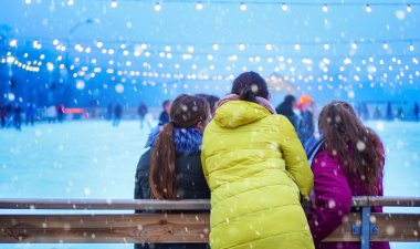 Kız arkadaşlar buz pateni pistinde.