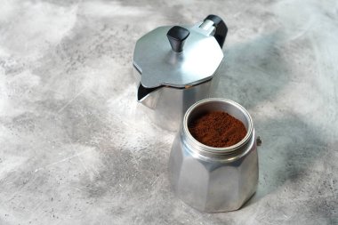 Tarz masasında gayzer kahve makinesi