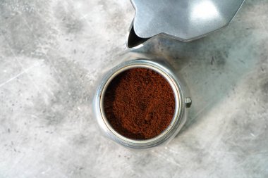 Gayzer kahve makinesi, en iyi manzara. Düz yatıyordu.