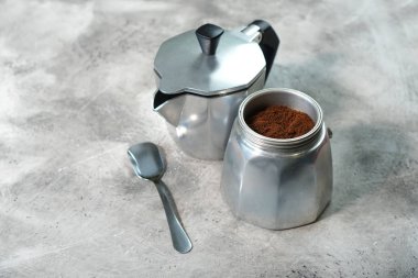 Tarz masasında gayzer kahve makinesi