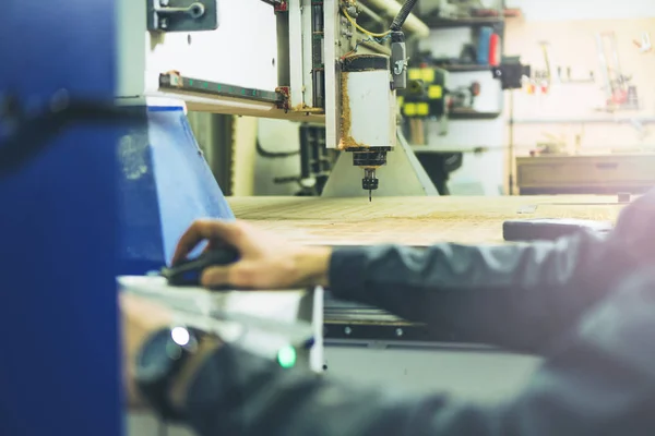 Ingeniero Haciendo Ajustes Control Remoto Fresadora Madera Cnc Para Cortar — Foto de Stock