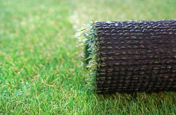 Yapay bir ot rulosu. Yapay çim ile yeşillendirme.