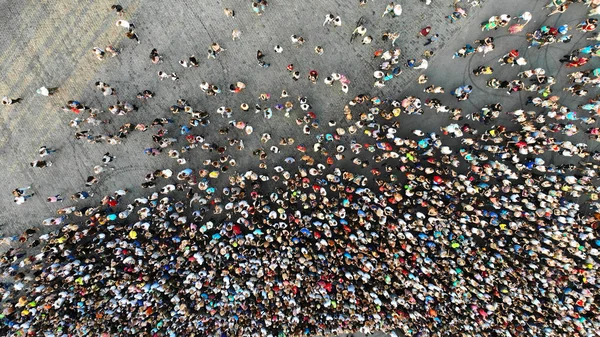 Εναέρια Εκατοντάδες Άνθρωποι Πλήθος Ανθρώπων Κορυφαία Άποψη Από Drone — Φωτογραφία Αρχείου