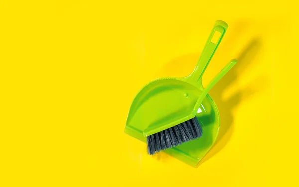 Broom Dustpan Lie Yellow Background — Stock Photo, Image