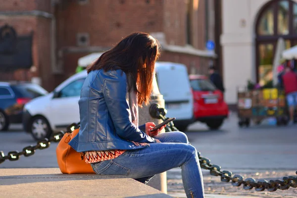 Chica Con Teléfono Celular Sentado Paso — Foto de Stock