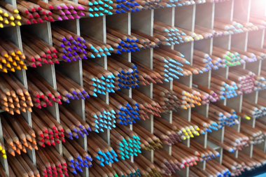 Kırtasiye vitrinindeki kalemler. Çizim ve grafik sanatları için renkli kalemler. Eğitim geçmişi çiziliyor. 