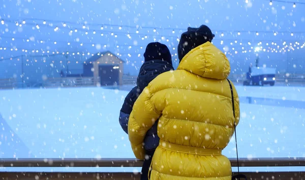 Mutter Und Sohn Schauen Sich Die Eisbahn — Stockfoto