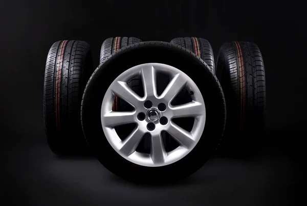 Neue Reifen Auf Dunklem Hintergrund Reifenmontagekonzept — Stockfoto